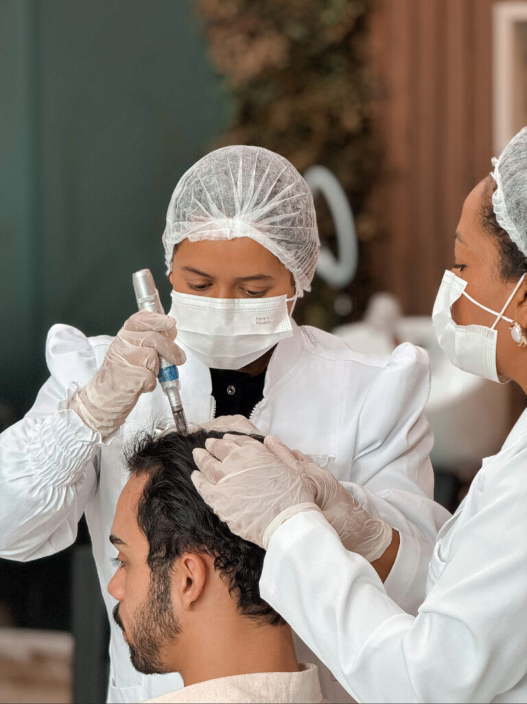 Procedimento com microagulhamento